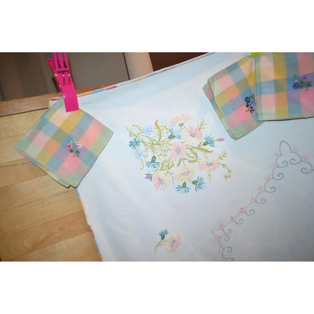 Tablecloth Floral Stitching with Napkins Jardinière - Picture 3 of 8